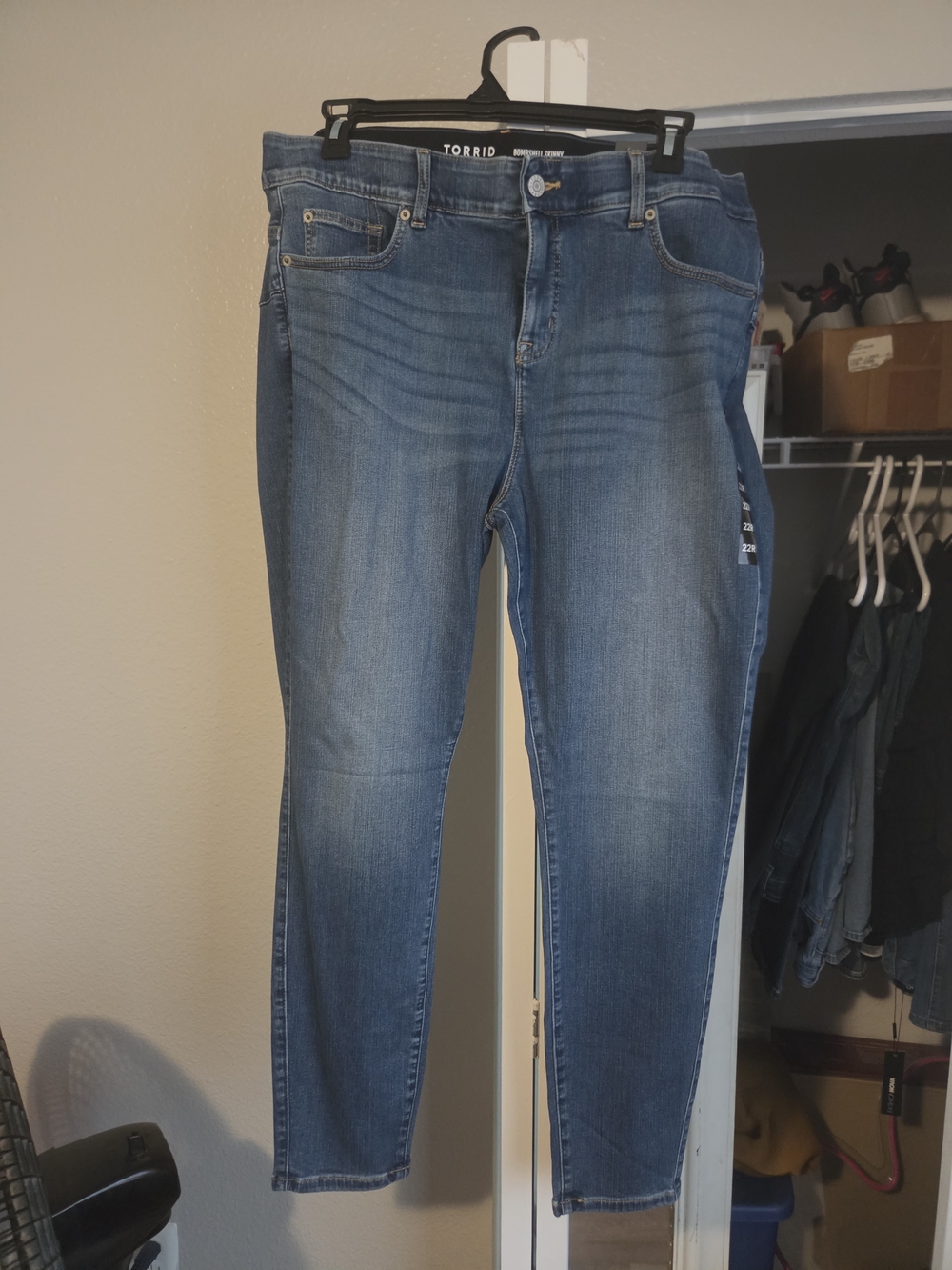 torrid Mid Wash Skinny Jeans in Blue